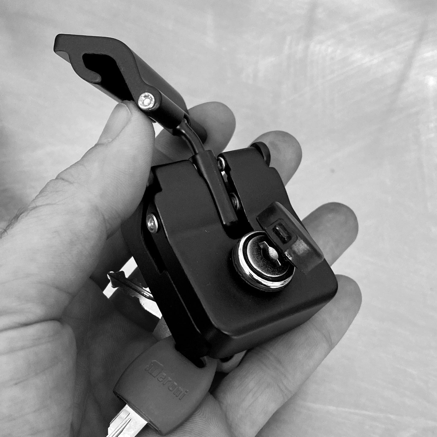 Closure with key lock